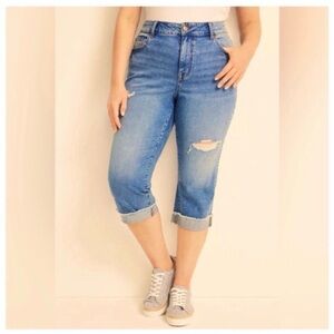 MAURICES Ripped Hi Rise Curvy Capri Jeans